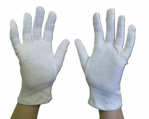 Fitness Hero offers the Morgan Cotton Inner Gloves. These gloves are a great way of letting your clients share gloves at group training events without letting hygiene concerns become an issue. Made from 100% cotton, available in two sizes